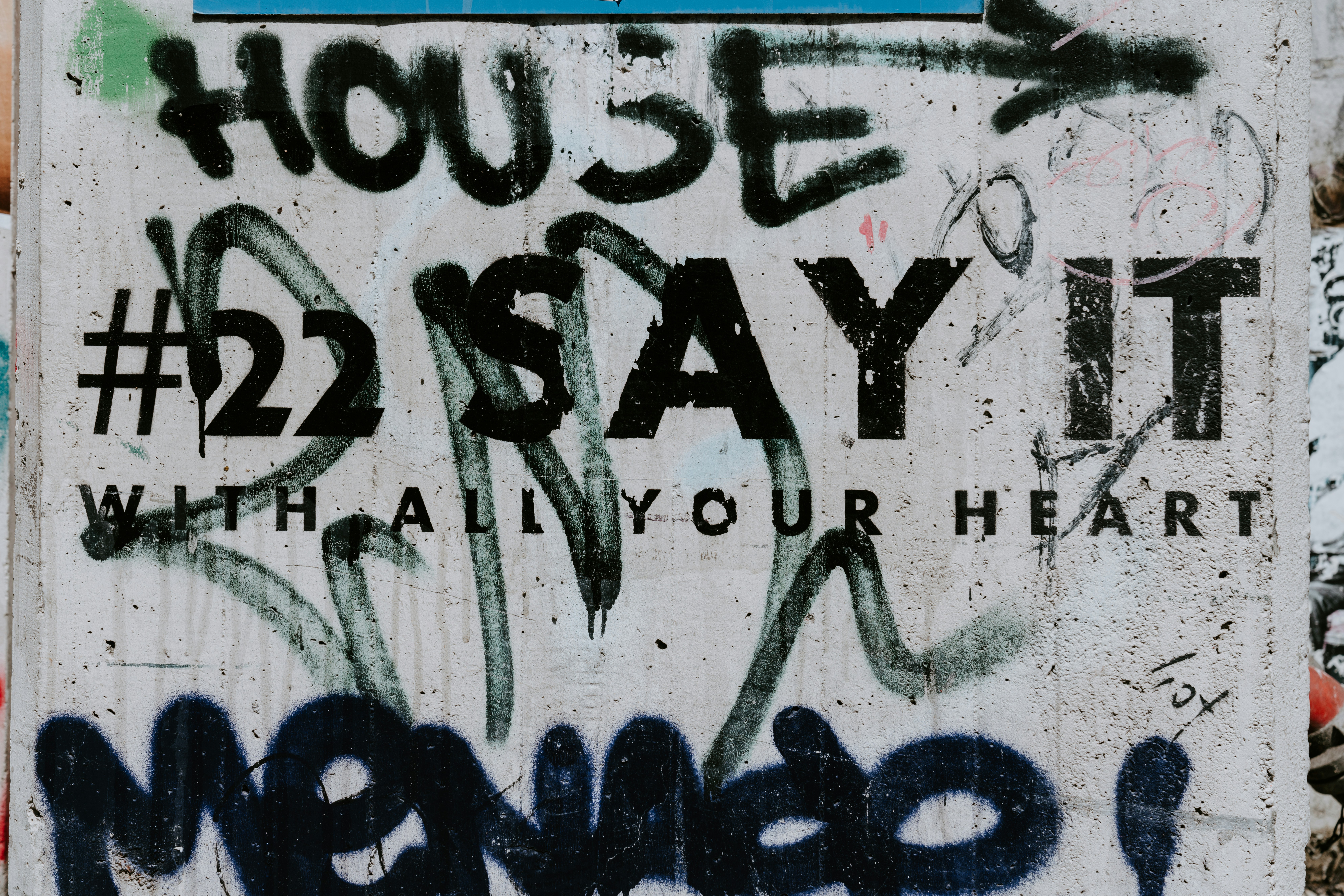 ein weißes Schild mit schwarzer Schrift darauf