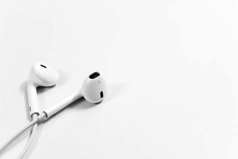 흰색 표면의 Apple AirPods