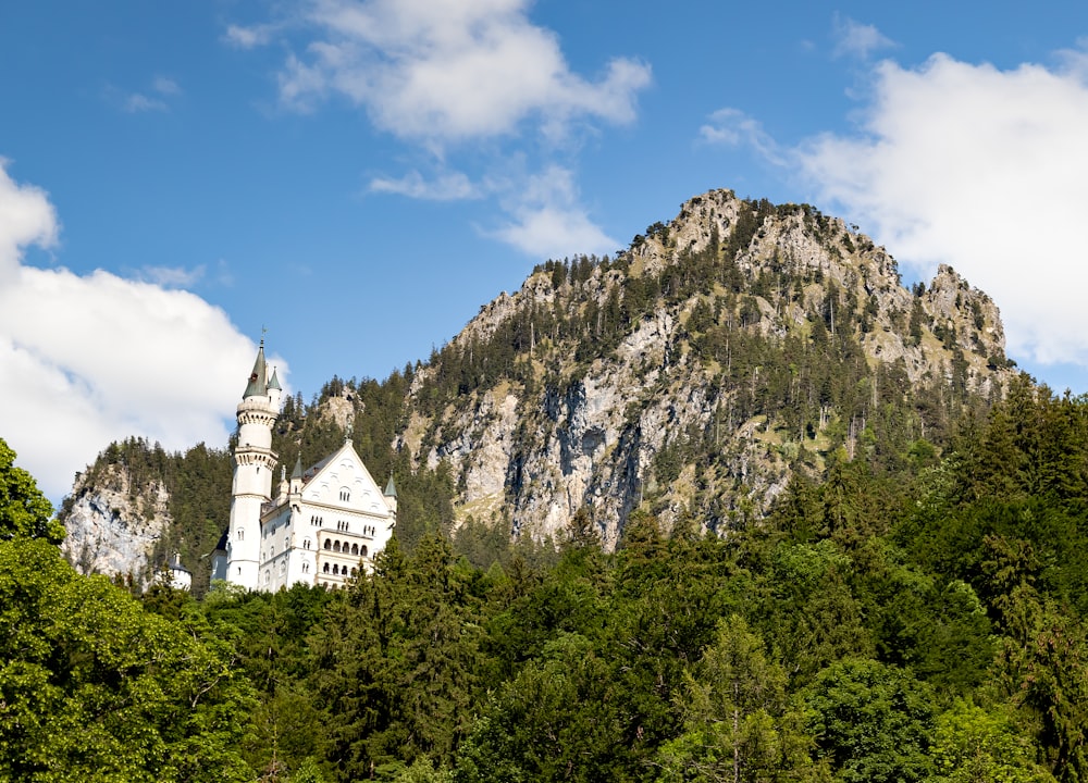 Castillo de hormigón blanco cerca de la montaña