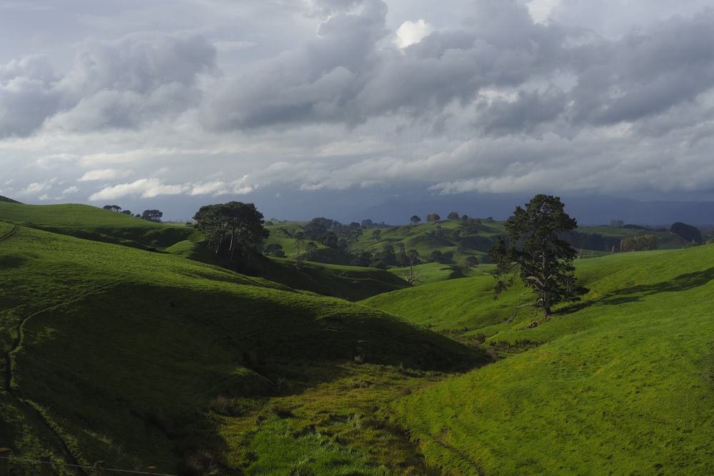 Foto de paisaje de montaña bajo cielo nublado