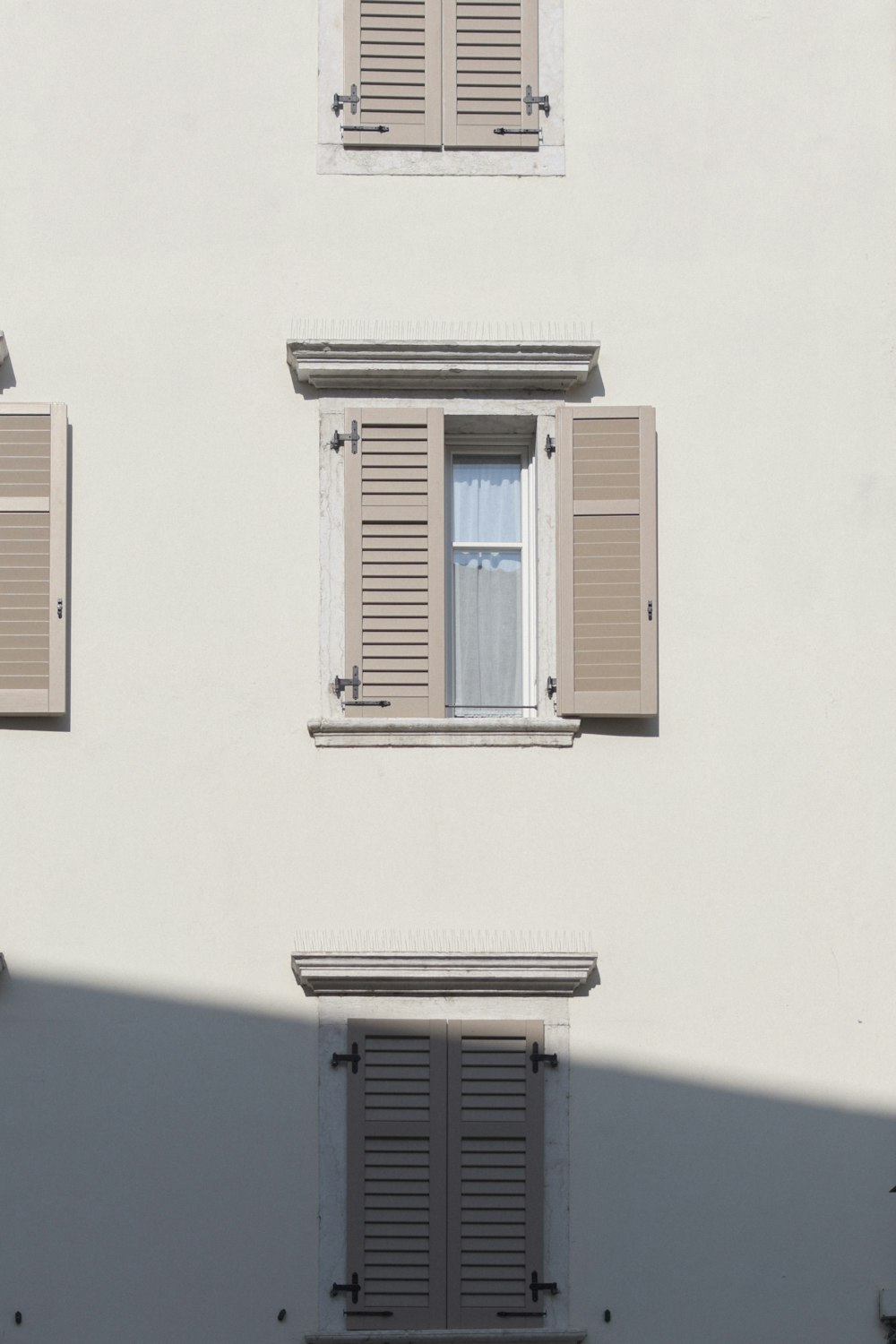 finestra in legno bianco