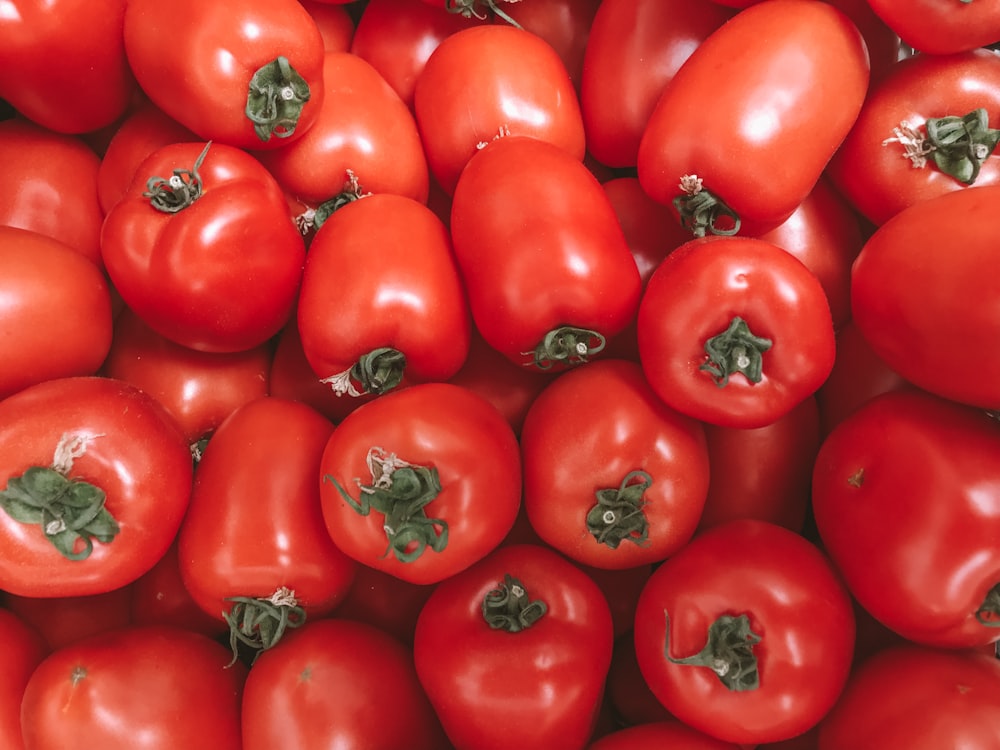 red tomato close-up photography