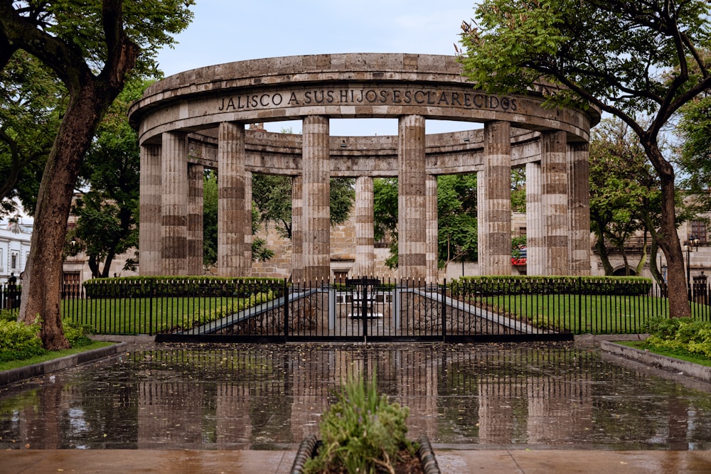 Braunes Denkmal in der Nähe von Bäumen