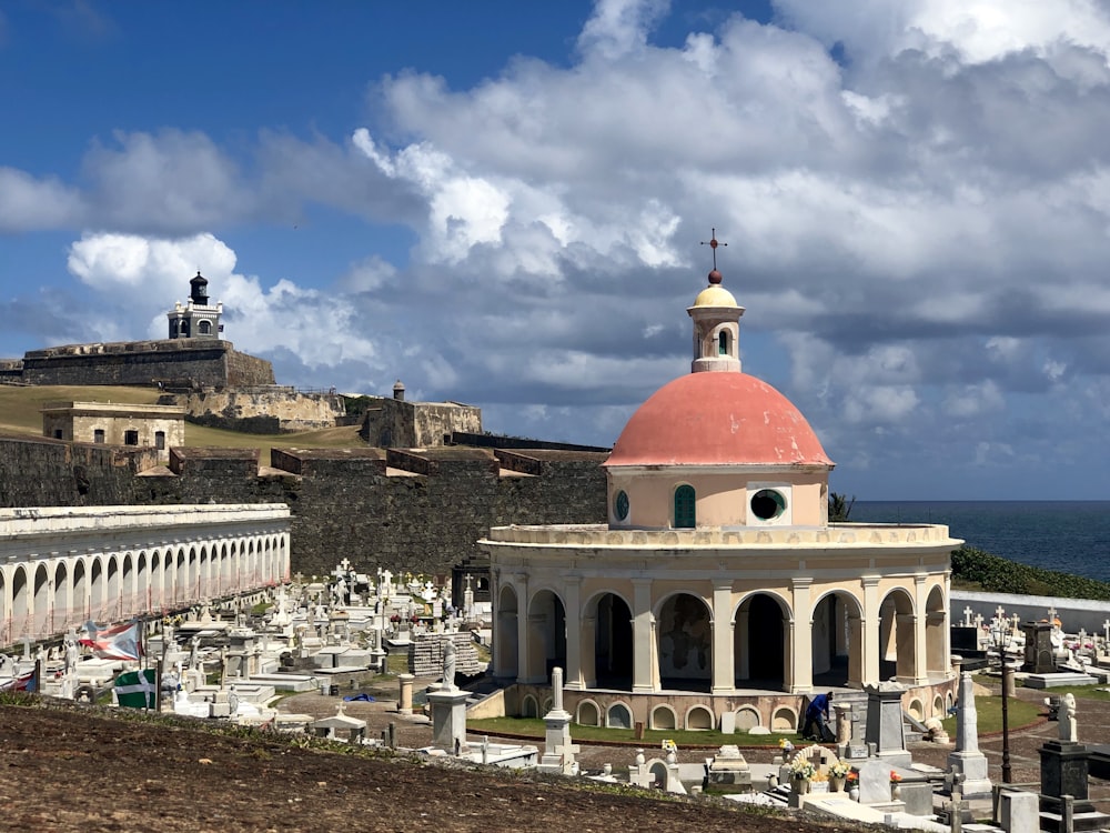 Un grande edificio con una cupola rossa in cima