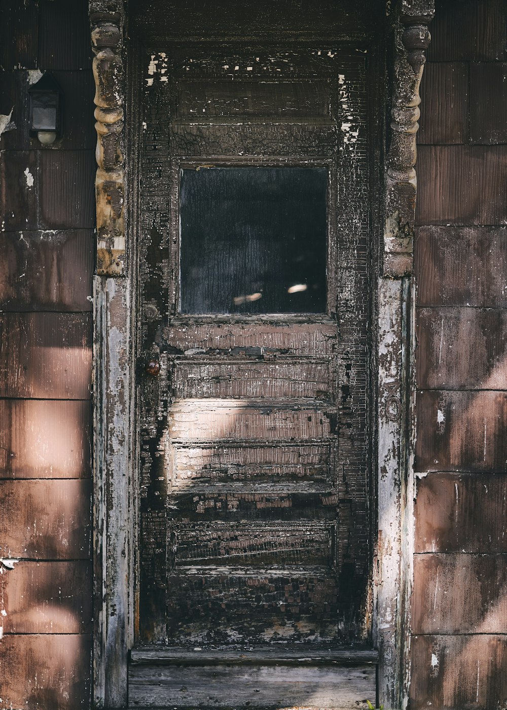 porte en bois marron