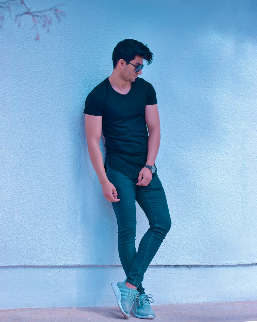 Man wearing black crew-neck t-shirt, blue denim jeans, and sunglasses  standing against the wall photo – Free Style Image on Unsplash
