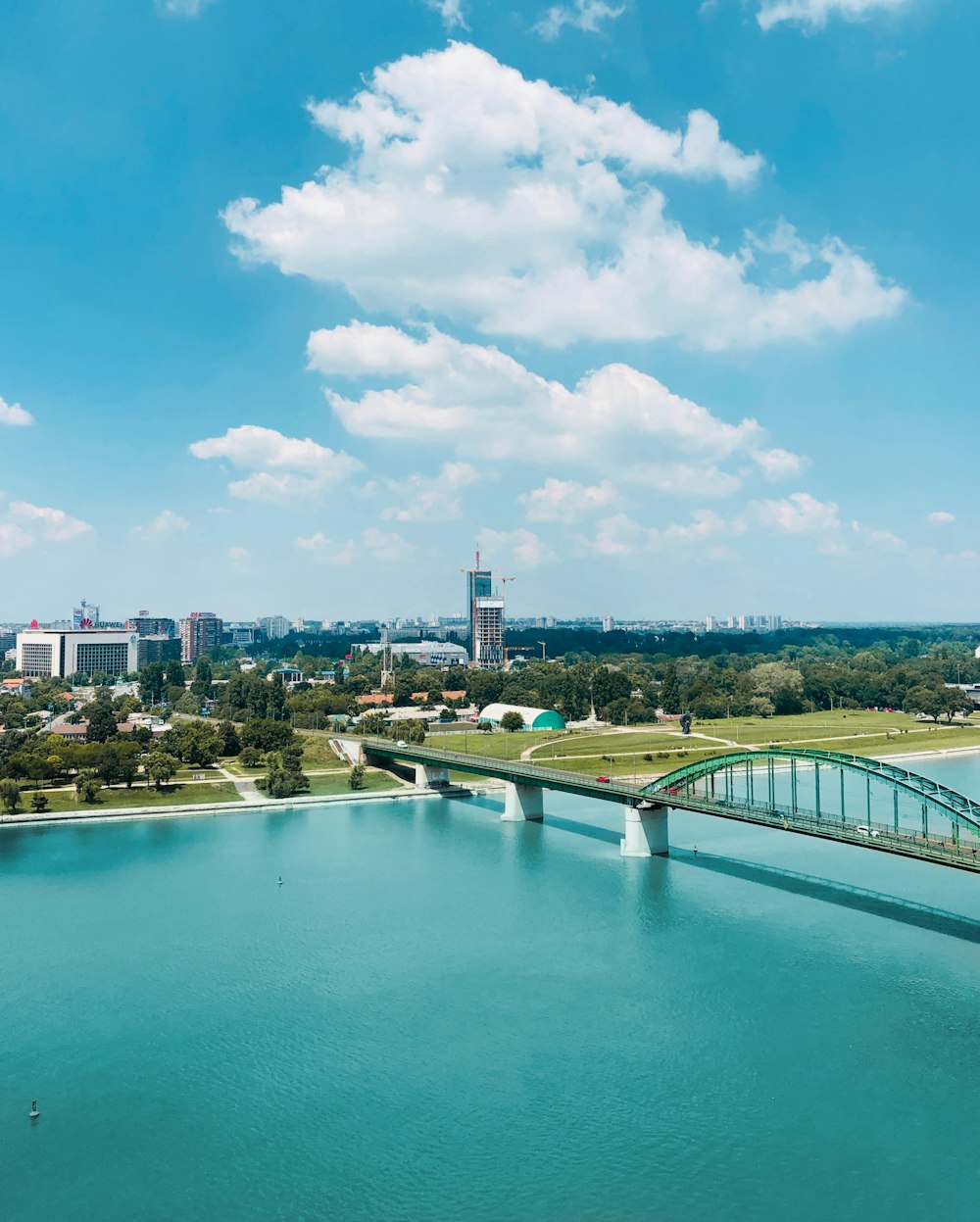 puente gris bajo el cielo azul