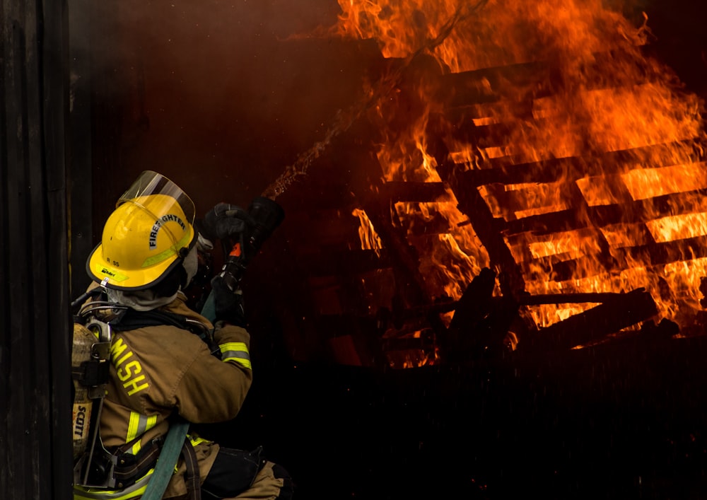 Bombero dentro de la casa en llamas