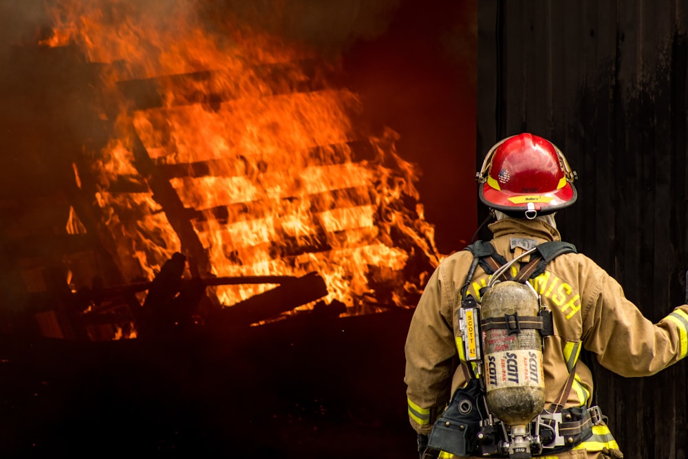 vigile del fuoco che guarda il fuoco