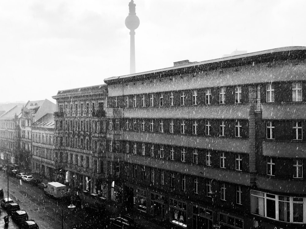 Fotografía en escala de grises de un edificio