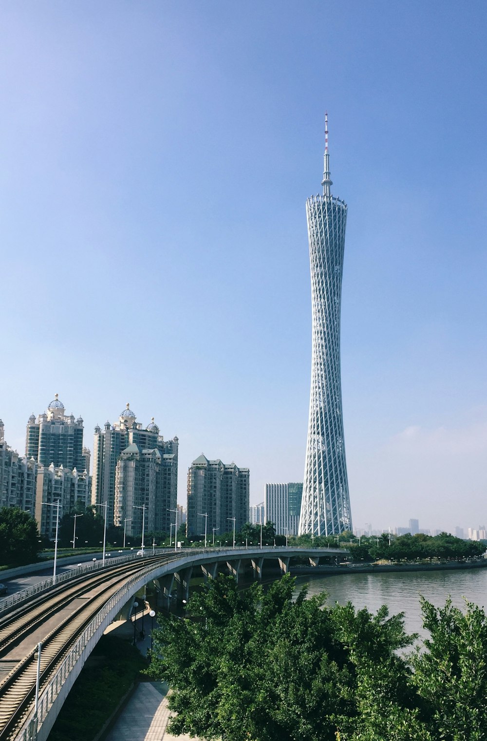 Ein sehr hoher Turm, der über einer Stadt neben einem Fluss thront