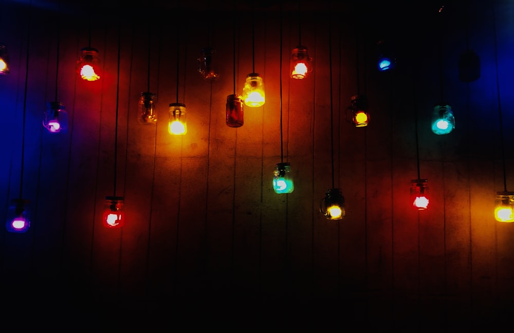um grupo de luzes que estão em uma parede