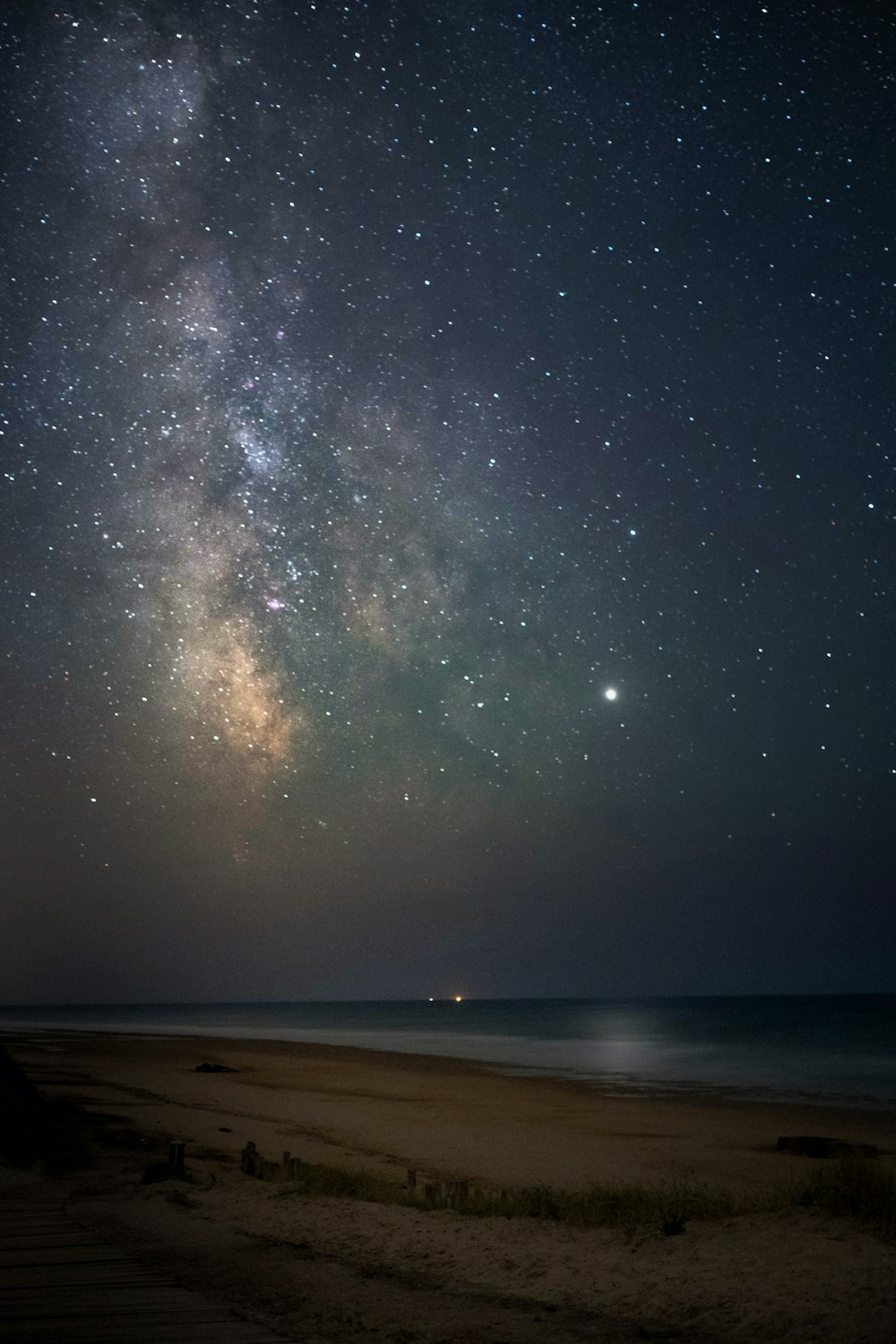 De l’eau calme sous la galaxie