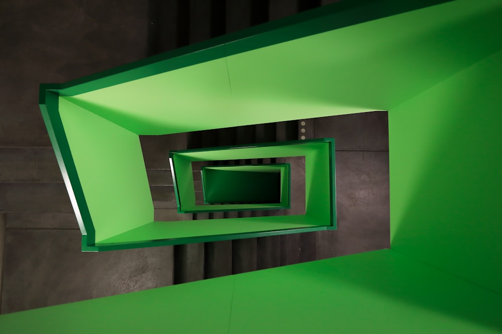 Photographie en plongée d’escaliers verts