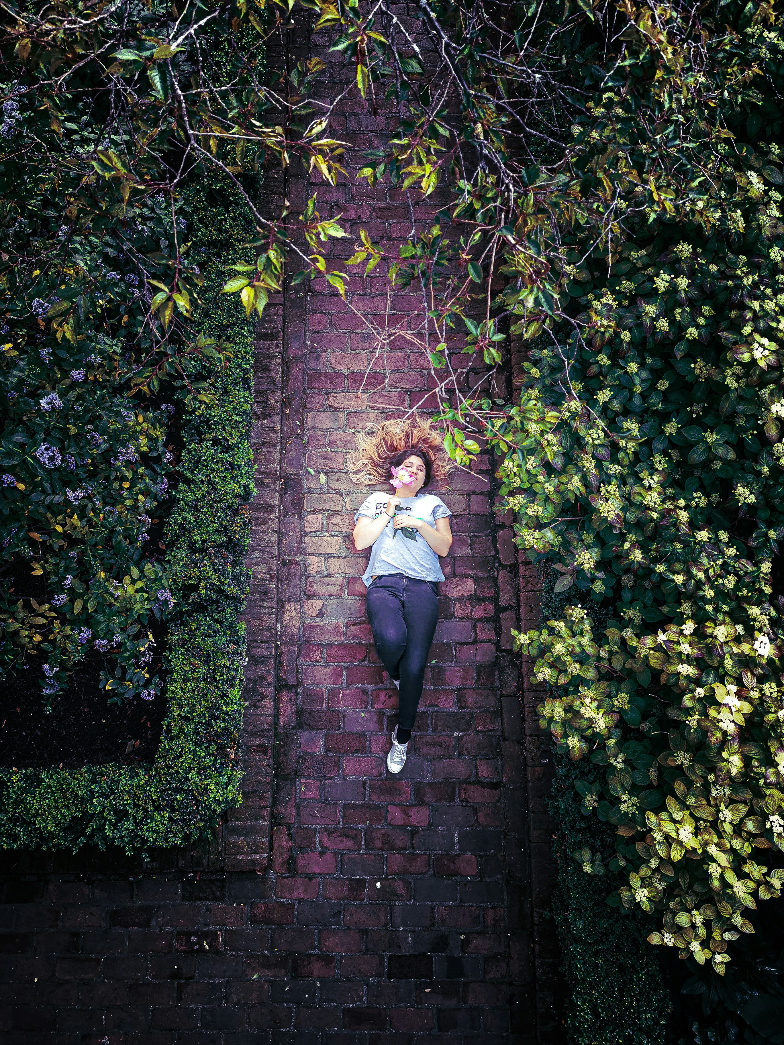 woman wearing black pants