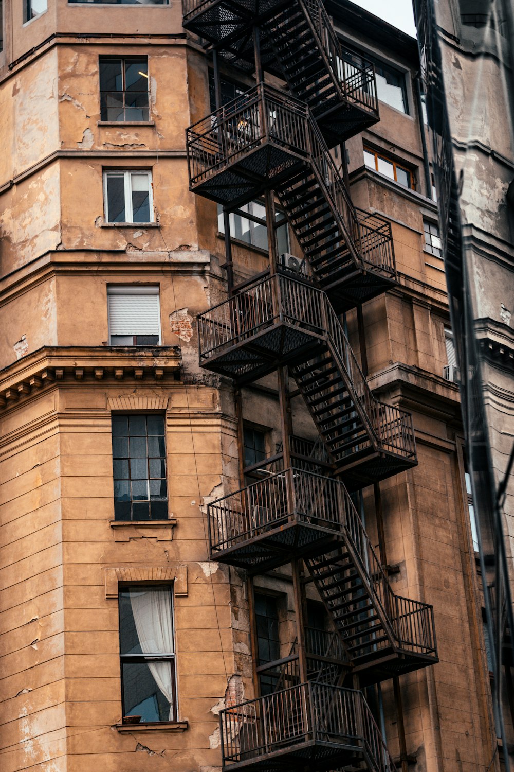 Edificio de hormigón marrón