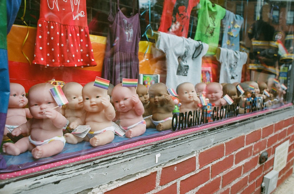 Nahaufnahme von Baby-Keramikfiguren