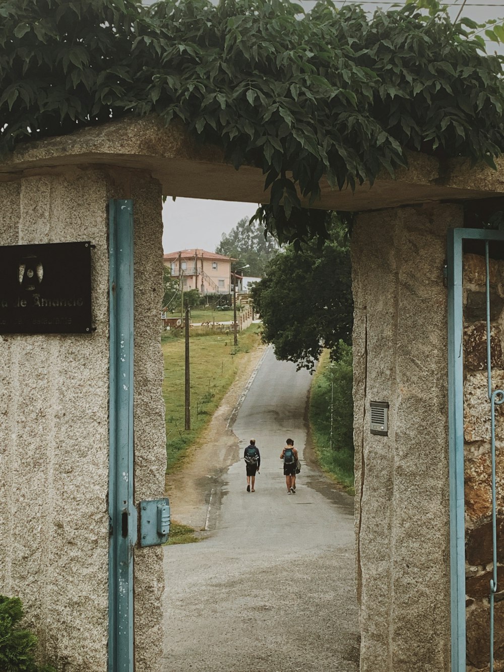 Hombre y mujer caminando por un camino de cemento