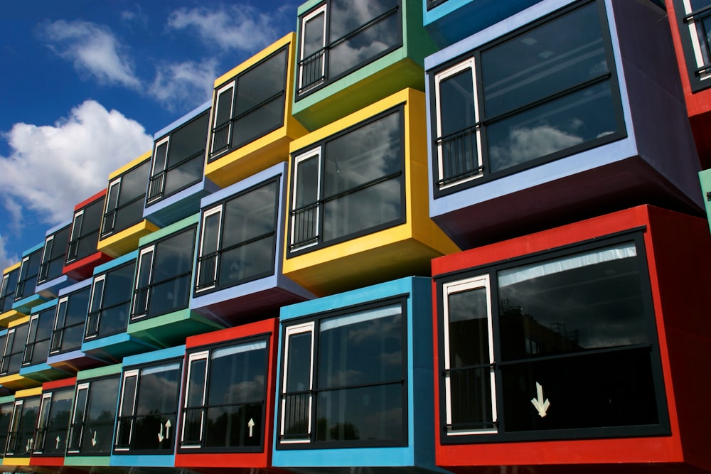 edifici con colori assortiti durante il giorno
