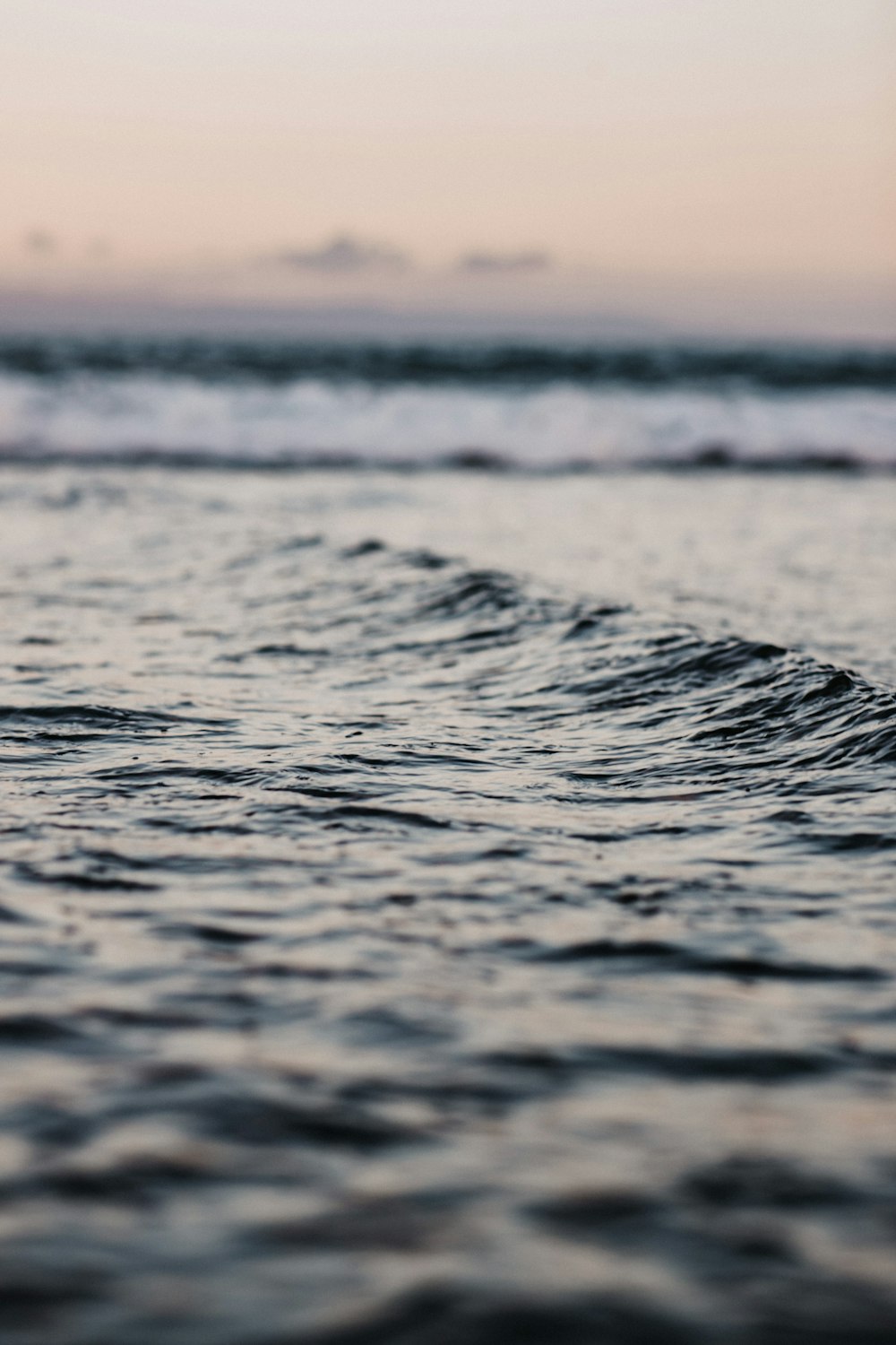 sea waves during daytime