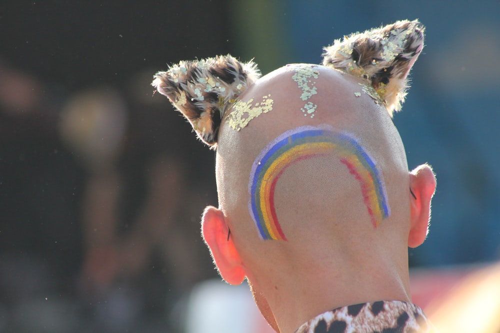 Un uomo con un arcobaleno dipinto sulla sua testa