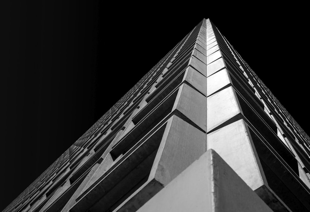 흰색과 검은색 건물의 로우 앵글 사진