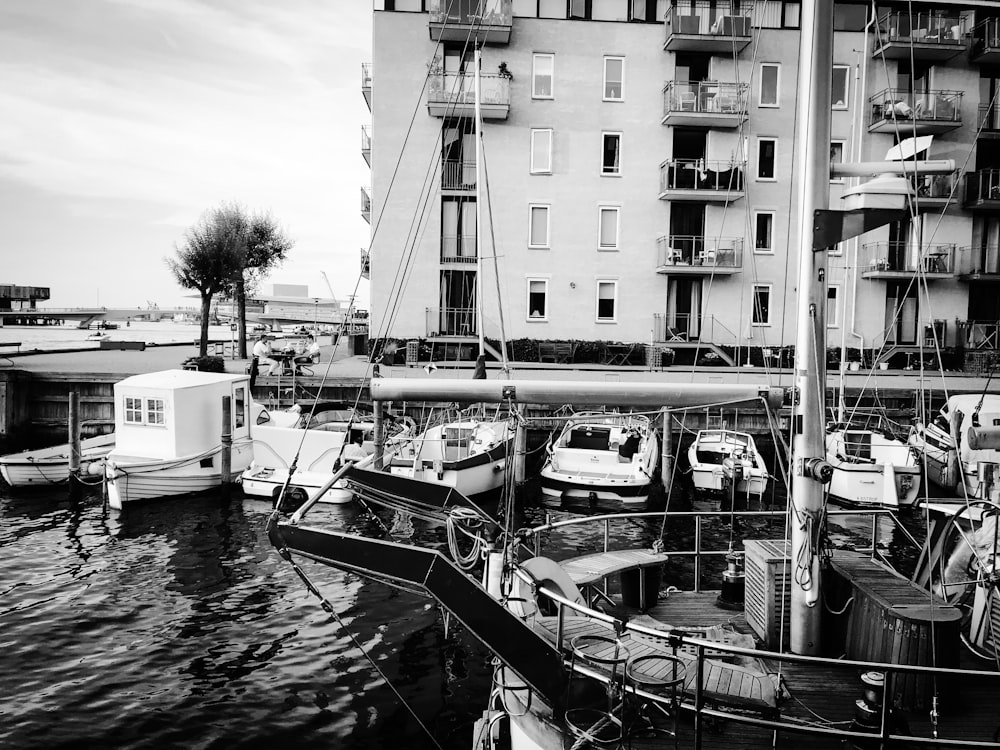 Una foto in bianco e nero di barche ormeggiate in un porto