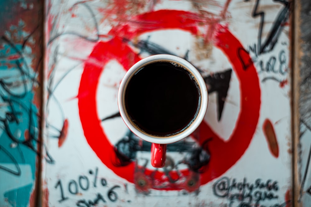 Taza de cerámica roja y blanca