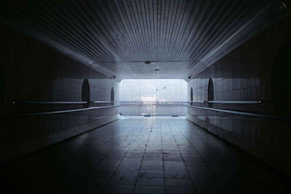 tunnel in cemento grigio