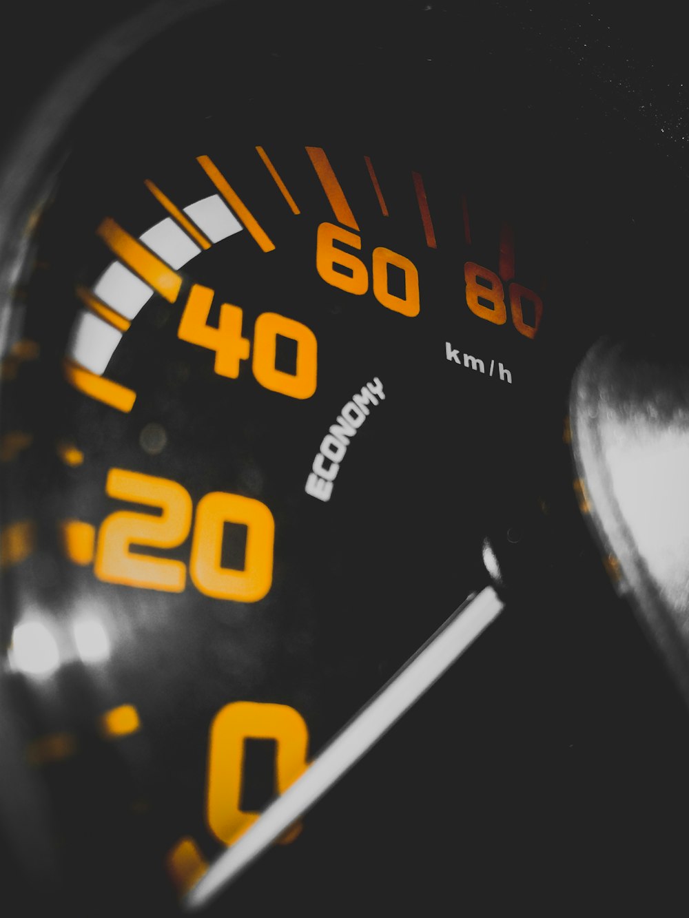 black speedometer close-up photography