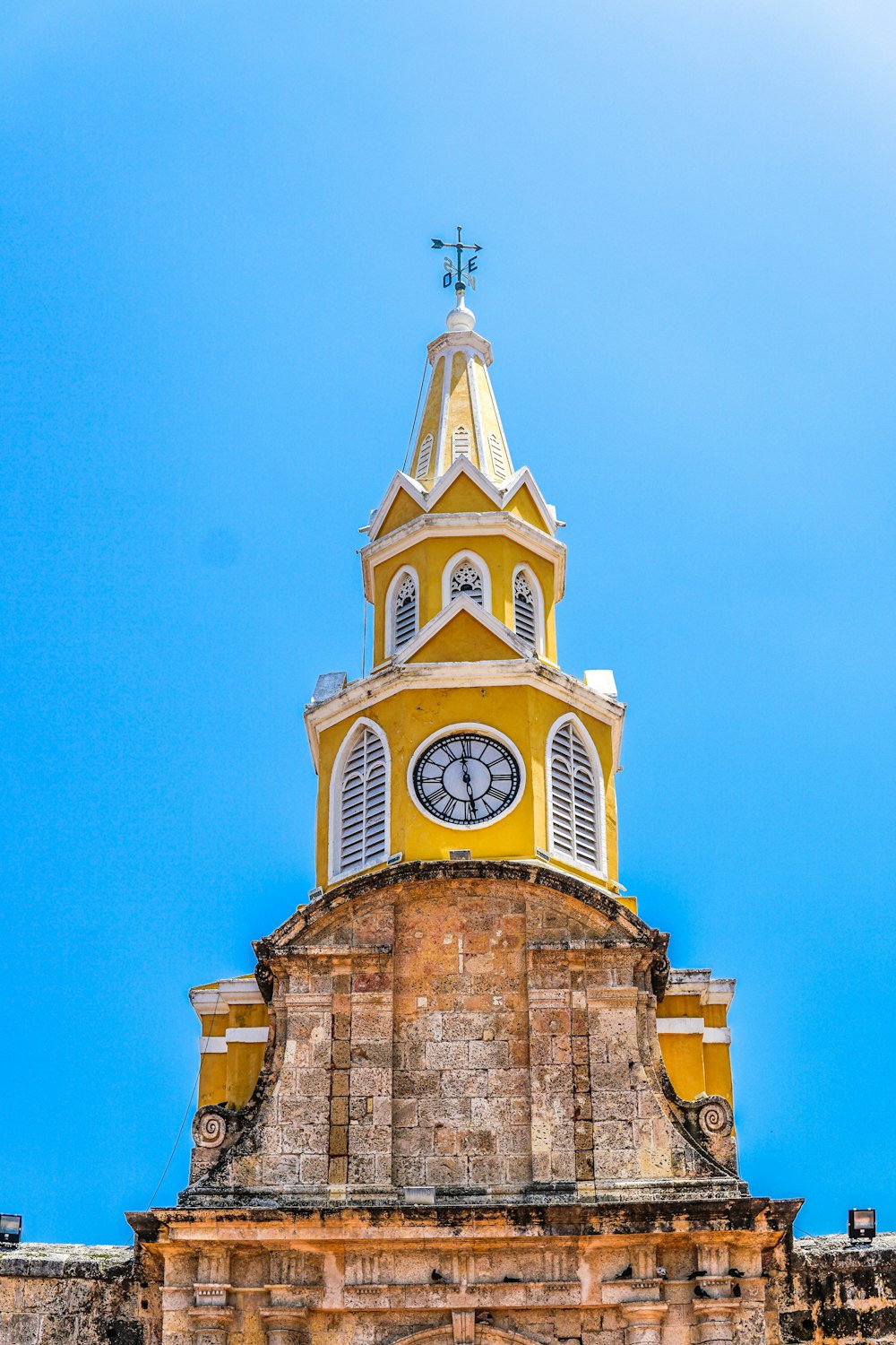 Catedral de hormigón amarillo y marrón