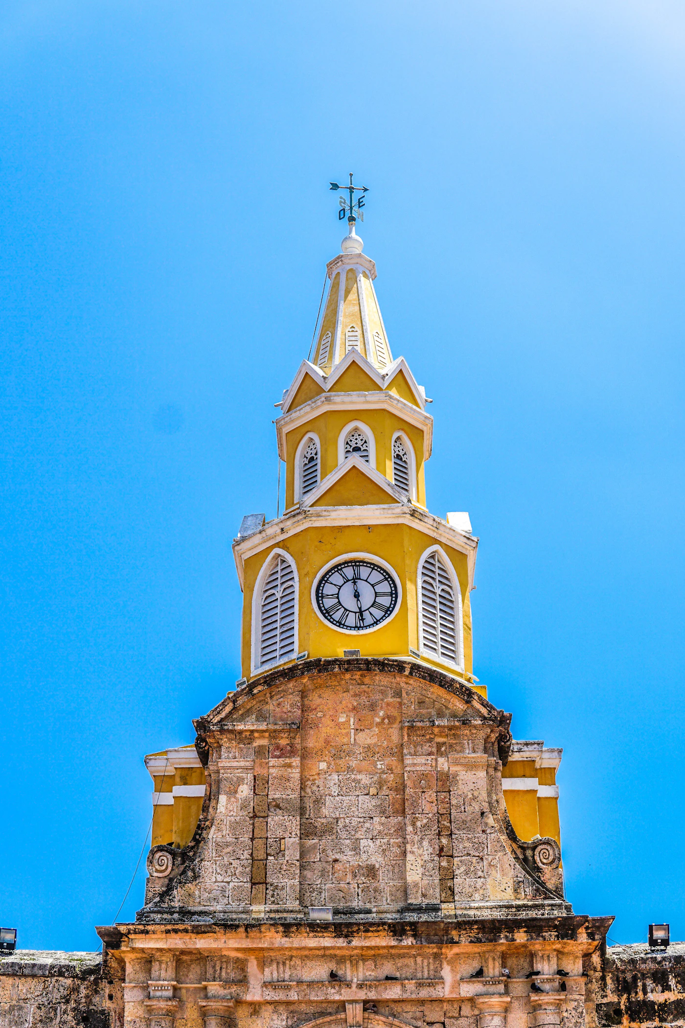 Fachada amarilla de la catedral colonial bajo el sol en el centro histórico de Cartagena, Colombia