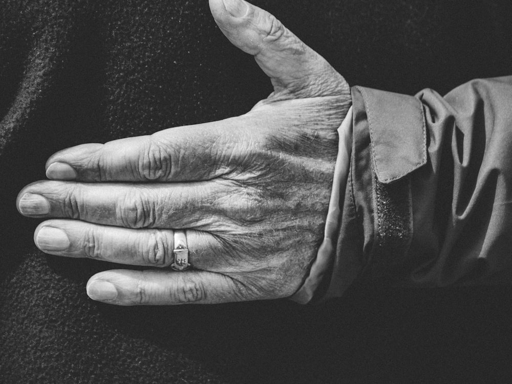 Foto de primer plano de la persona que lleva anillo de bodas