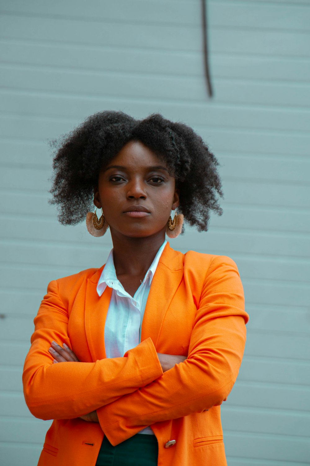 femme en blazer orange debout