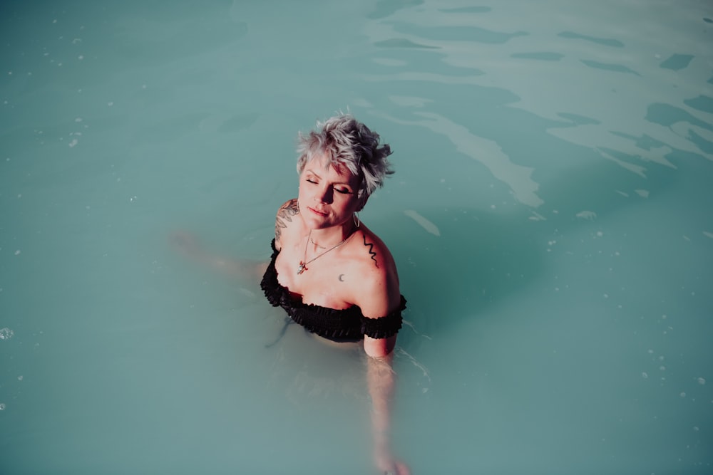 mulher no corpo da água durante o dia