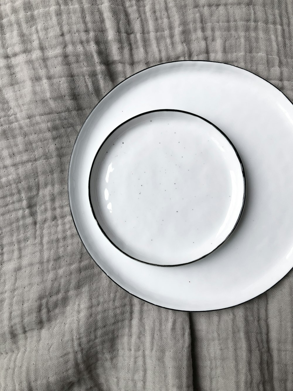 assiette ronde en céramique blanche et soucoupe