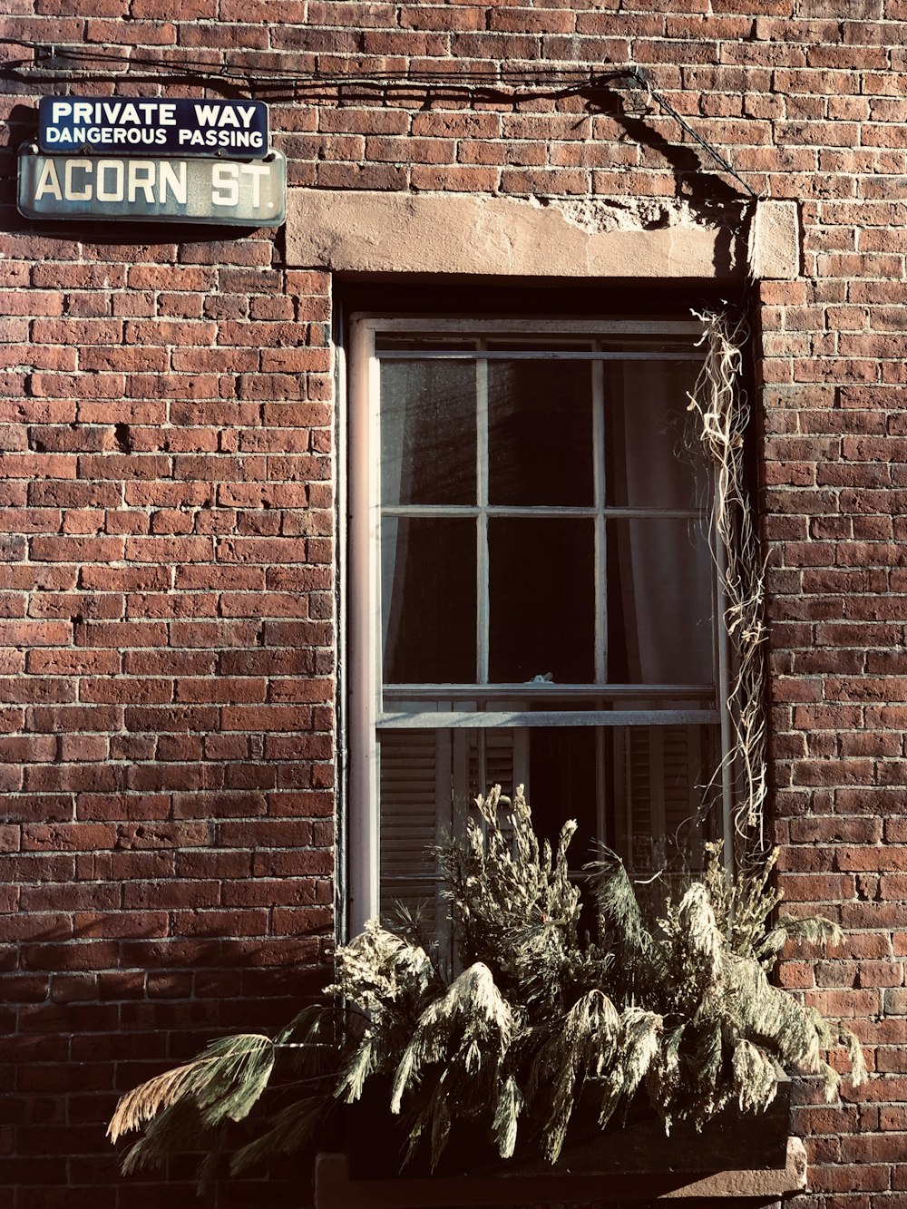 un edificio de ladrillo con una ventana y un letrero