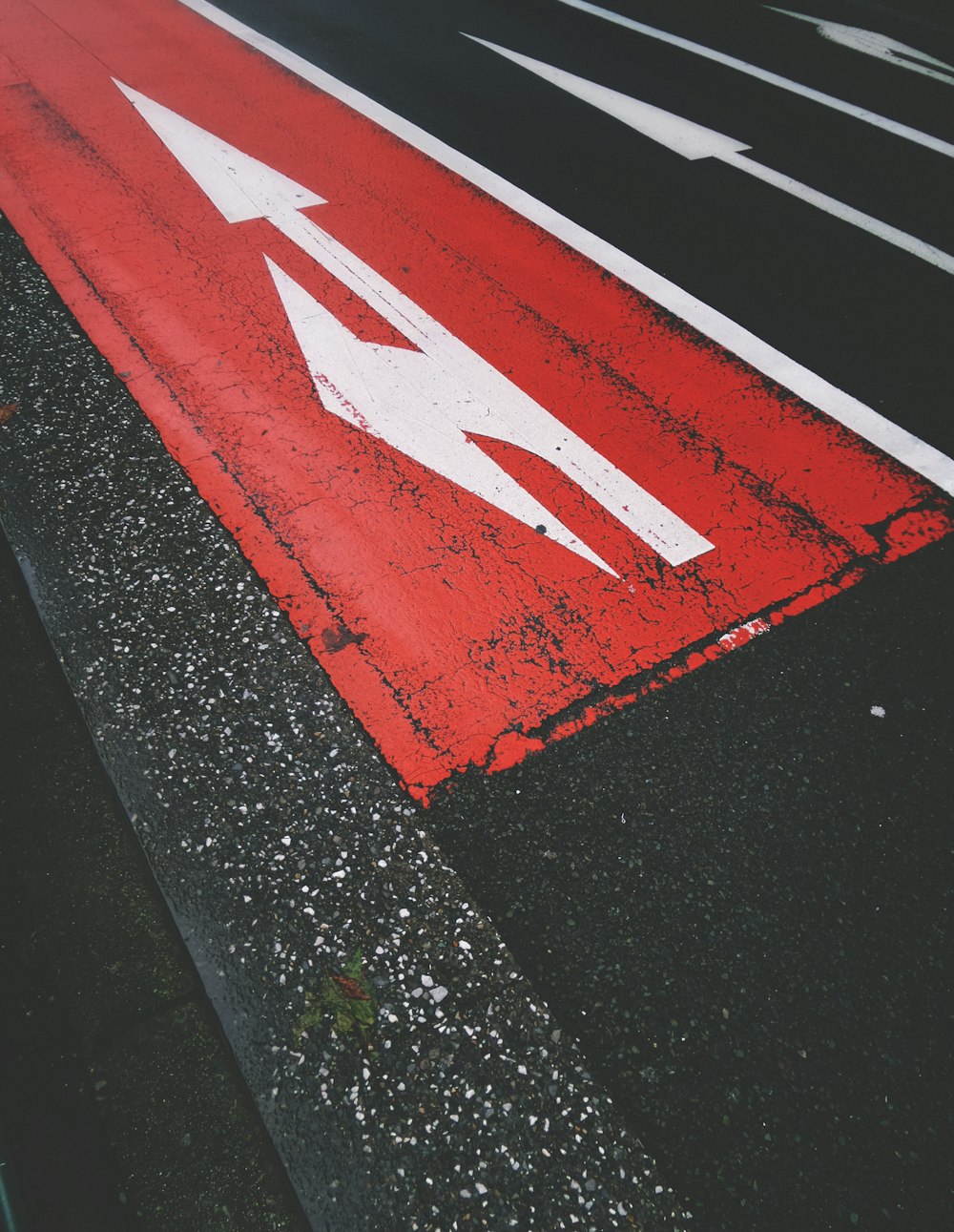 Route rouge et blanche pendant la journée