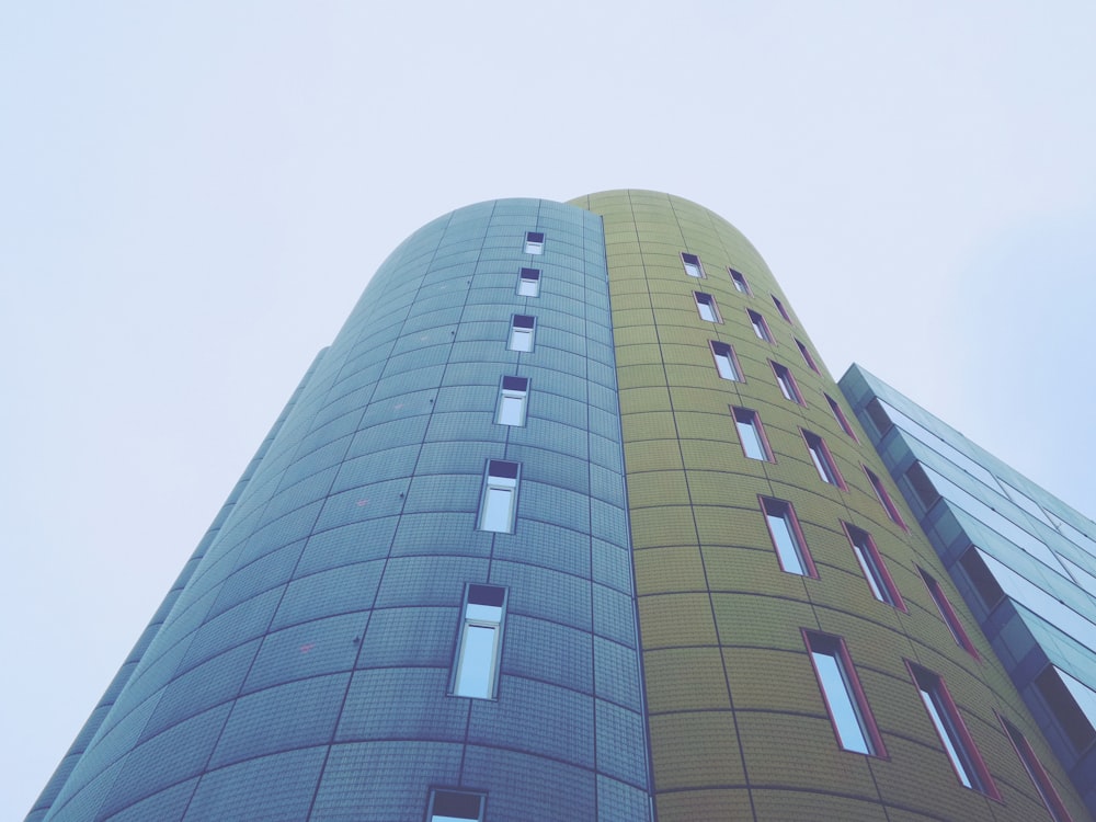 gray and brown concrete building close-up photography