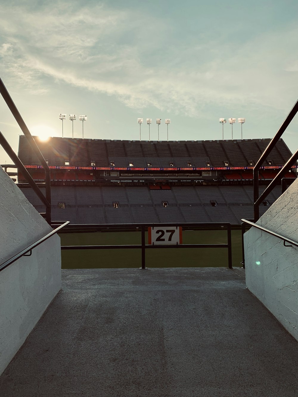 estádio de pés vazios sob céu nublado