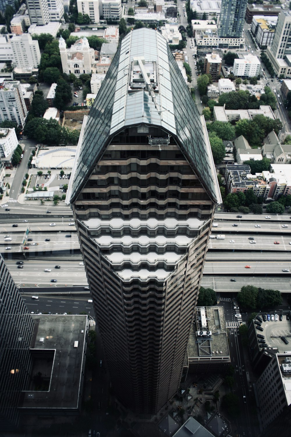 회색 건물의 항공 사진