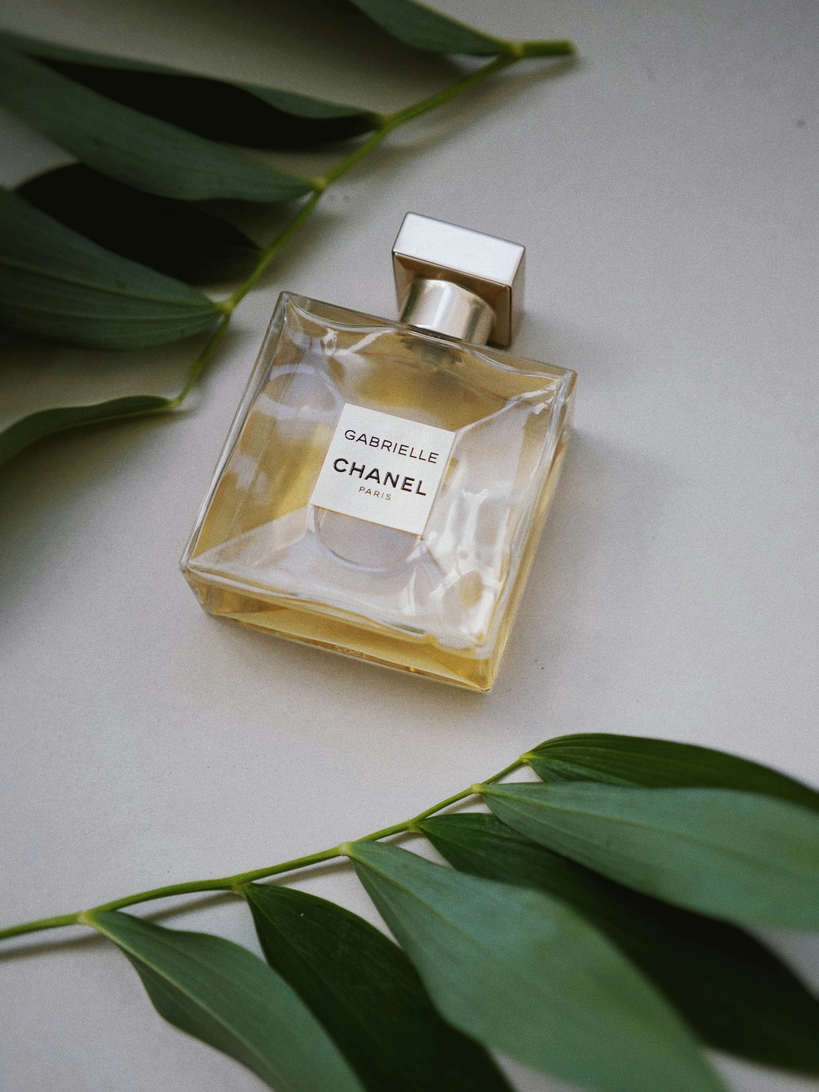 Frasco de perfume sobre superfície escura