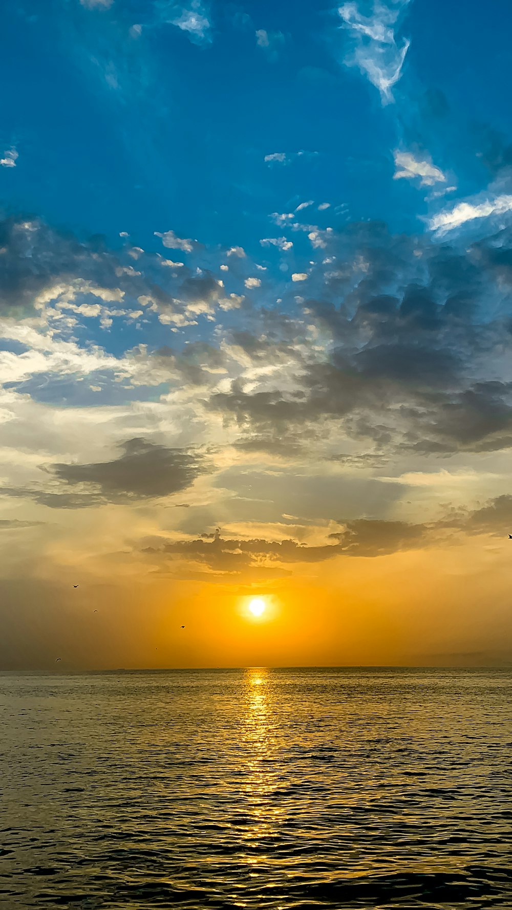 Ruhiges Meer unter blauem Himmel