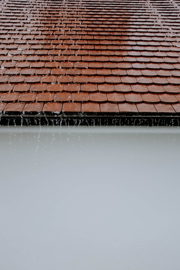 Agua de lluvia sobre una cubierta