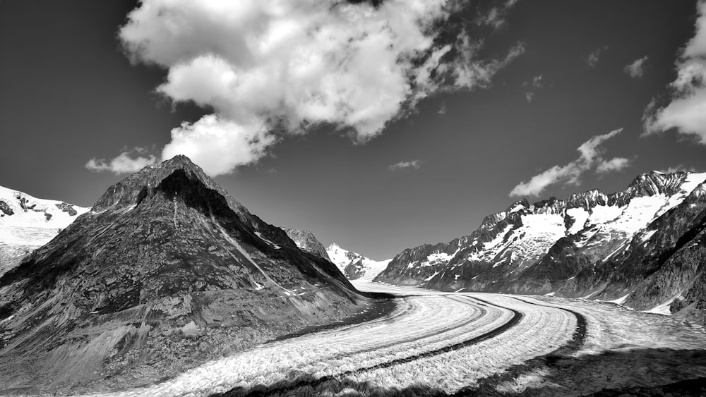 Strada vicino alla montagna