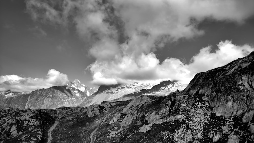 Graustufenfoto eines schneebedeckten Berges