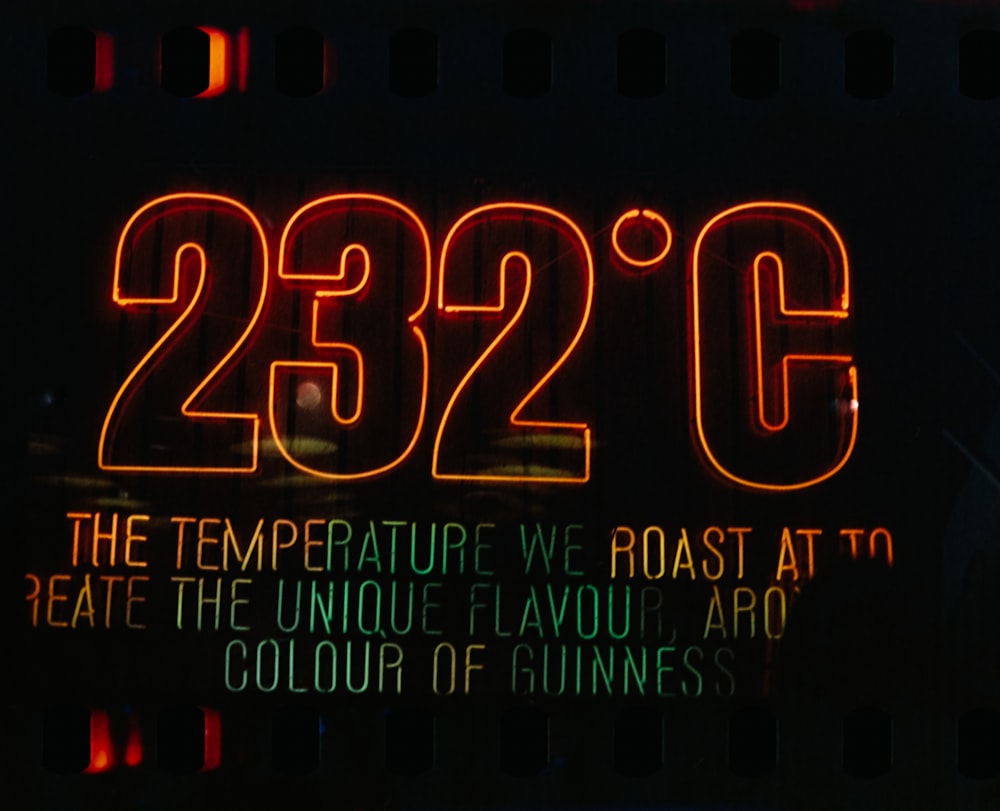 eine Leuchtreklame mit der Aufschrift 2232 °C, der Temperatur, bei der wir rösten, um die