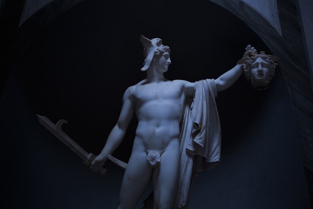 Statua dell'uomo nudo