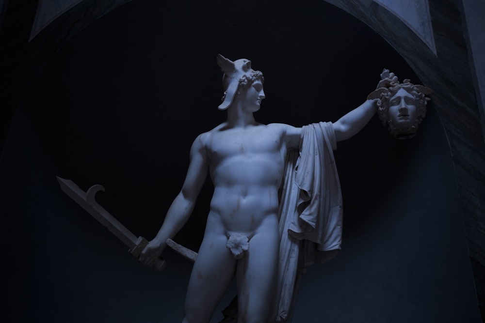 estátua do homem nu