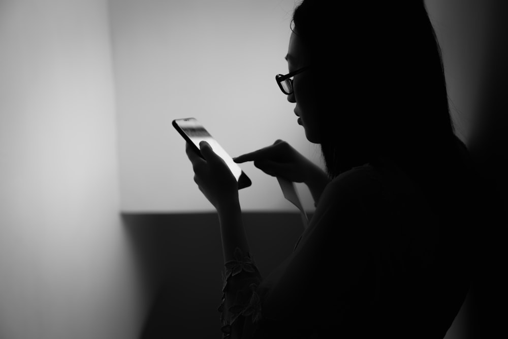 Mujer usando un teléfono inteligente